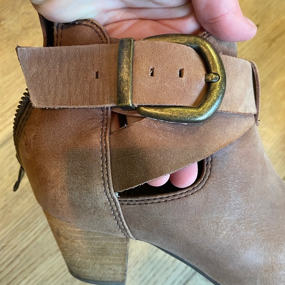 Vionic Rory Brown Letter Heeled Ankle Boots, size 6.5 - Picture 3 of 10